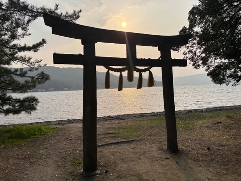 薄明の鳥居、水面の輝き