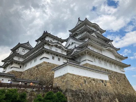 白亜の城、天空へそびえる