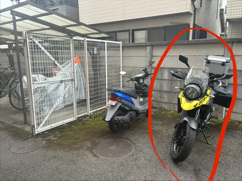 鮮やかバイクと日常風景