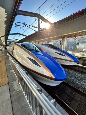 光を待つ青い列車