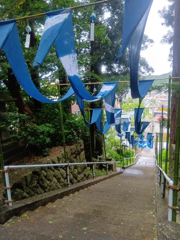 風と青が踊る、風鈴の参道