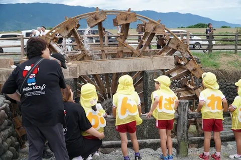 懐かしの水車と子供たちの風景