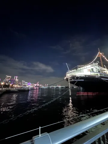 夜の船灯りと水面