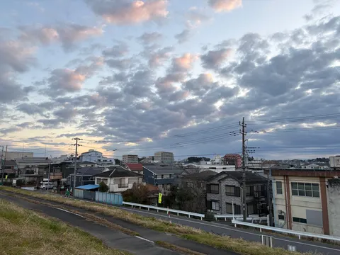 夕暮れ、街並みと空のグラデーション