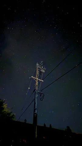 星影に伸びる電線