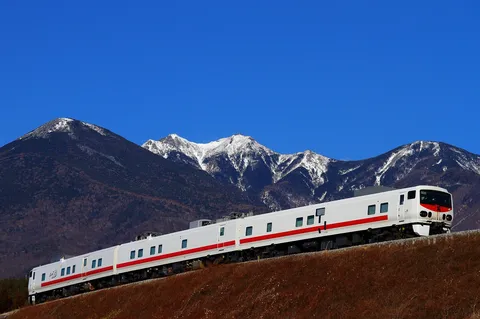 山と紅葉、そして疾走する列車