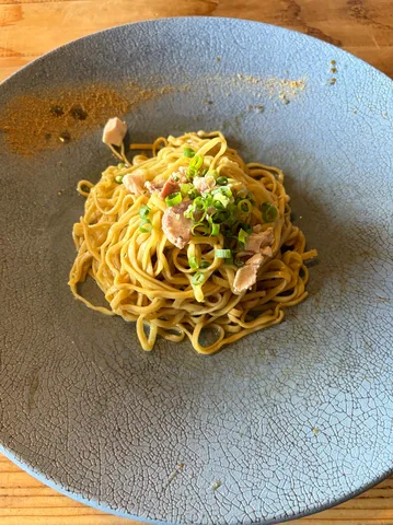 黄金の麺と葱のコントラスト