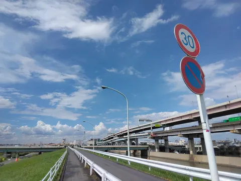 青空と道、そして信号機