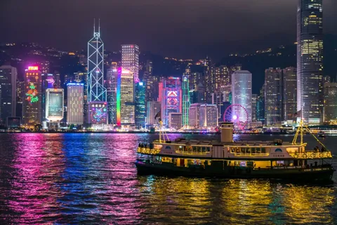 光を運ぶ夜の港