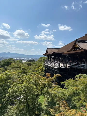 緑の海に浮かぶ古都の舞台