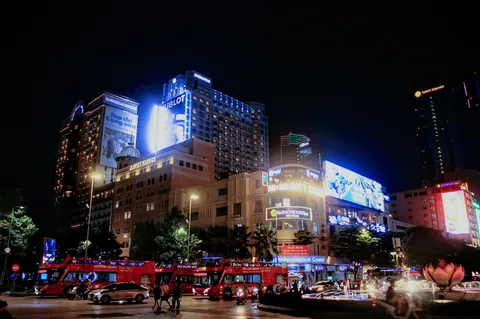 夜の街に光が踊る風景