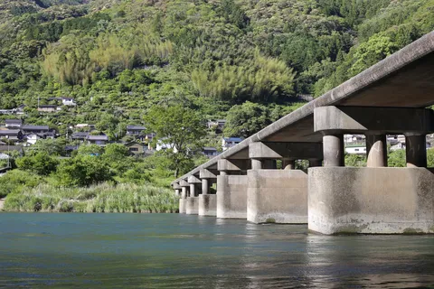 川面を渡る静かな橋
