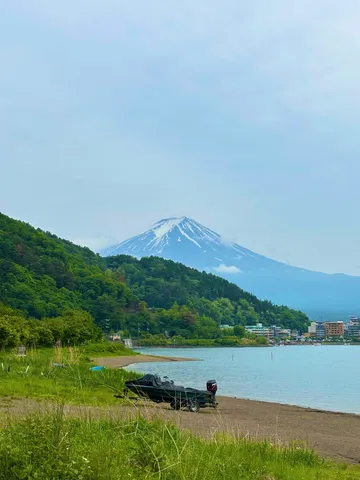 富士と湖畔の静寂風景