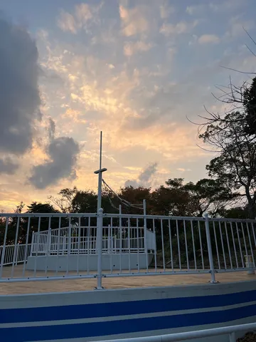 夕暮れの船旅、水平線に思いを馳せて