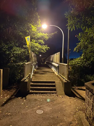 夜道の小さな橋影