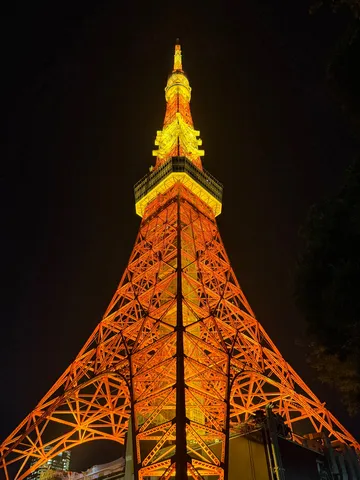 夜空へ伸びる光の塔