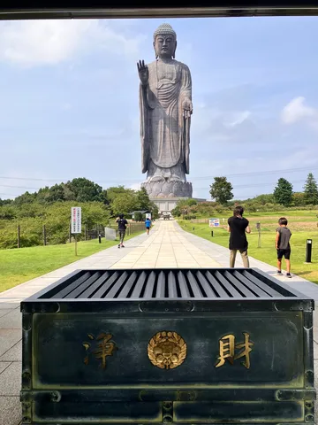 遥か見守る大仏様、足元では