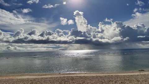 雲間から差し込む光、水平線の輝き