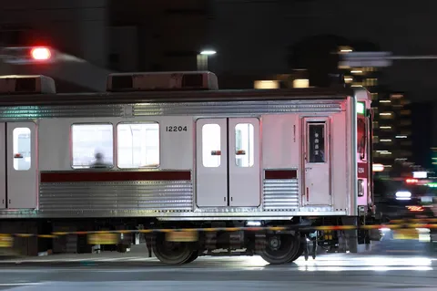 夜を駆ける銀の列車