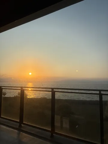 窓越しに沈む夕陽