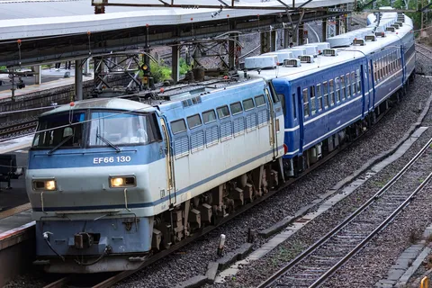 駅に滑り込む青い機関車
