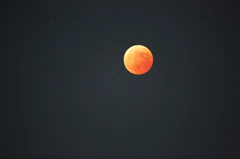 夜空に浮かぶ、燃えるような月