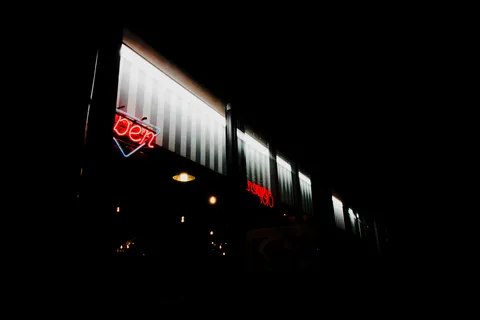静かな夜に輝くネオン