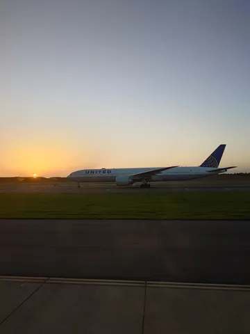 夕焼けに包まれる機体