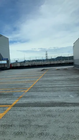 雨上がり、広々とした駐車場の風景