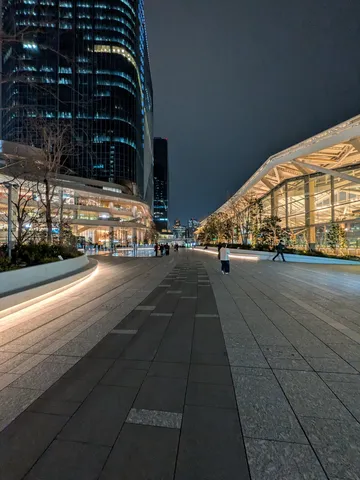 都会の夜の散歩道