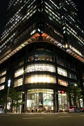 夜のビルディング、光の鼓動
