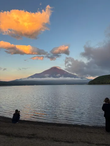 茜色の雲と湖畔のひととき