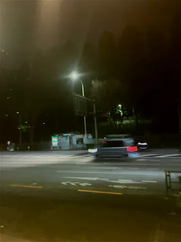都会の夜、揺れる光の交差点