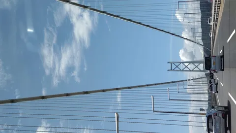 橋の上のドライブ風景