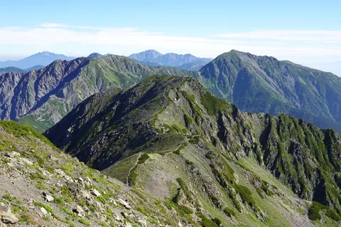 連なる山脈の壮大なパノラマ