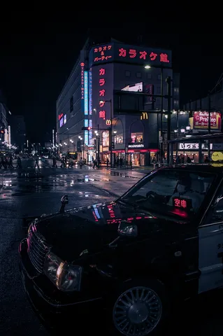 夜のネオンと雨の街角