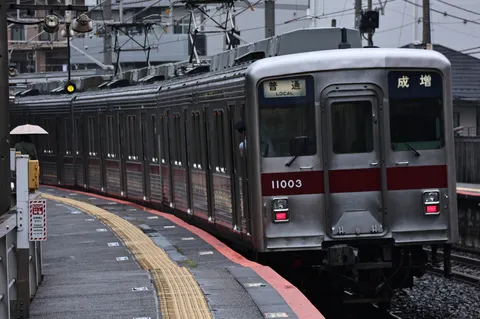 雨に煙る駅、ローカル線の旅情