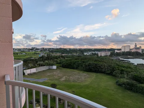 夕暮れの海風と緑の匂い
