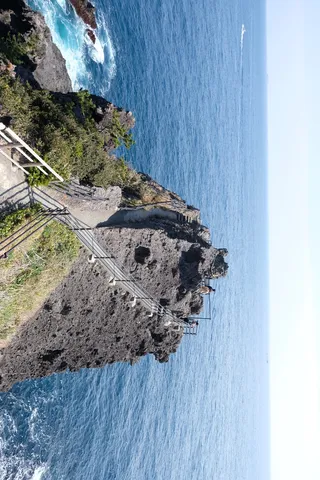 断崖絶壁に続く道