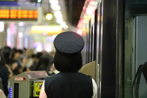 プラットホームの背中