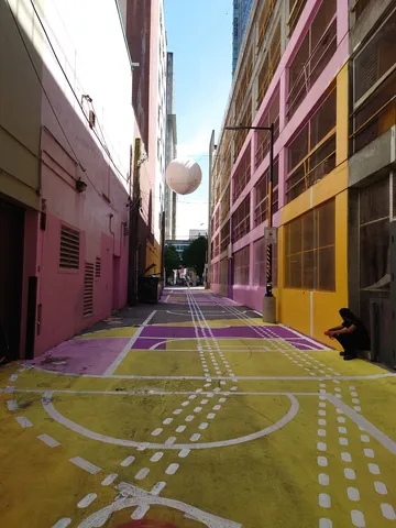 空中の球体と路地のアート