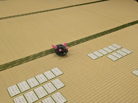 和室に佇む、謎の生き物と文字カード