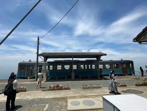 海辺の風と列車の午後