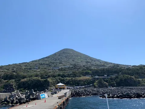 青い空と緑の山、港の静けさ