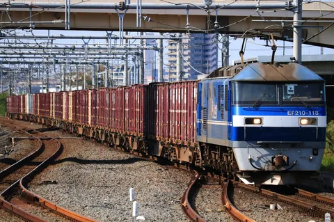 高架を縫う青い機関車