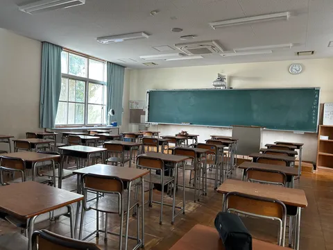 学び舎の静かな午後