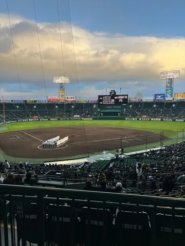 夕暮れ時の野球場、光と影のコントラスト