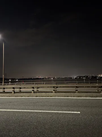夜景と闇を繋ぐ道