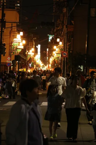 夜の賑わい、祭りの灯り