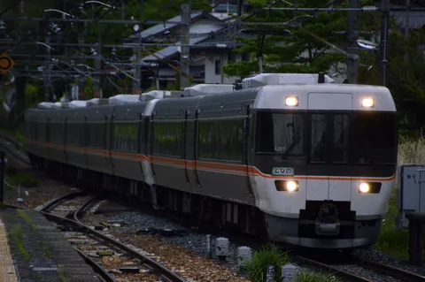 しなの号、ホームを後に